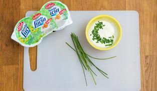 mescolare la ricottina light con l'erba cipollina