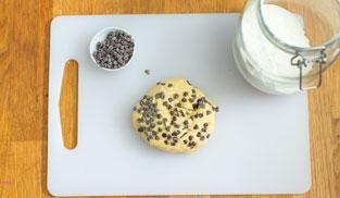 unire alla pasta le gocce di cioccolato unire alla pasta le gocce di cioccolato