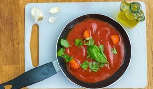 aggiungere il pomodoro e il basilico aggiungere il pomodoro e il basilico