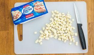 tagliare a tocchetti la mozzarella tagliare a tocchetti la mozzarella