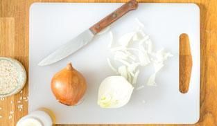 tagliare la cipolla bianca tagliare la cipolla bianca