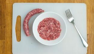 sbriciolare la salsiccia con una forchetta