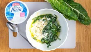 lavorare in una ciotola le uova con le bietole e la ricotta lavorare in una ciotola le uova con le bietole e la ricotta