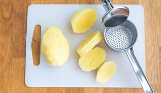 schiacciare le patate con lo schiacciapatate schiacciare le patate con lo schiacciapatate
