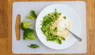 unire il pangrattato e i broccoli