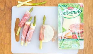 avvolgere gli asparagi con una fetta di Galbanino e prosciutto crudo avvolgere gli asparagi con una fetta di Galbanino e prosciutto crudo
