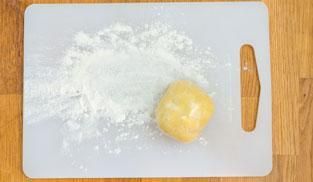 ottenere una palla di pasta frolla omogenea ottenere una palla di pasta frolla omogenea