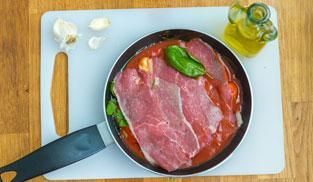 disporre sul sugo le fettine di carne disporre sul sugo le fettine di carne