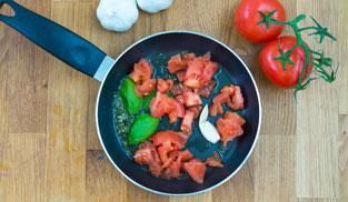 cuocere in padella il pomodoro con l'aglio e il basilico cuocere in padella il pomodoro con l'aglio e il basilico