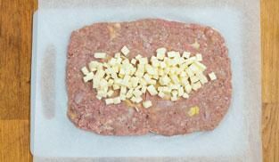 farcire lo strato di macinato con gli ingredienti farcire lo strato di macinato con gli ingredienti