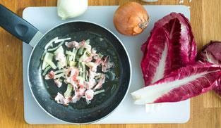 rosolare in padella la cipolla e la pancetta rosolare in padella la cipolla e la pancetta