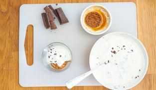 adagiare nel bicchiere i biscotti bagnati con il caffè e ricoprire con la crema adagiare nel bicchiere i biscotti bagnati con il caffè e ricoprire con la crema