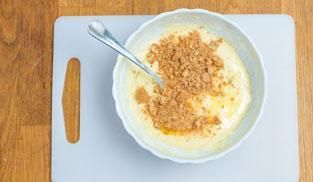 unire al composto gli amaretti sbriciolati unire al composto gli amaretti sbriciolati