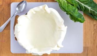 stendere in una teglia la pasta sfoglia stendere in una teglia la pasta sfoglia