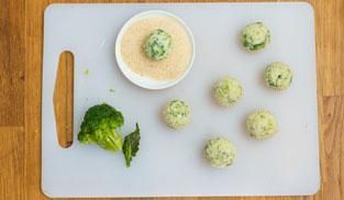 passare le polpette nel pangrattato 