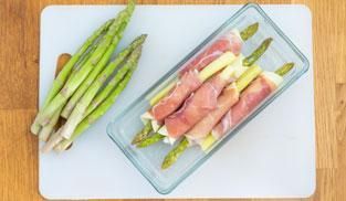 disporre gli asparagi in una teglia disporre gli asparagi in una teglia