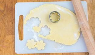usare gli stampini per ottenere dei biscotti usare gli stampini per ottenere dei biscotti