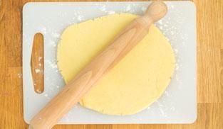 stendere la pasta sfoglia con il mattarello stendere la pasta sfoglia con il mattarello