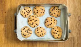 sfornare i biscotti con gocce di cioccolato sfornare i biscotti con gocce di cioccolato