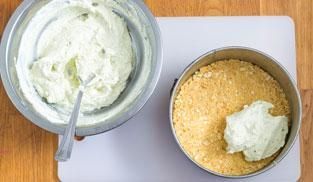 stendere la crema sopra la base di crackers stendere la crema sopra la base di crackers