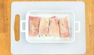 adagiare gli involtini di prosciutto cotto in una teglia e infornare