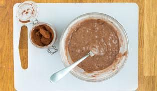 rendere l'impasto al cioccolato omogeneo e senza grumi rendere l'impasto al cioccolato omogeneo e senza grumi