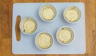 versare l'impasto nello stampo dei muffin