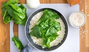mantecare il riso in padella e aggiungere gli spinaci mantecare il riso in padella e aggiungere gli spinaci