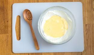 unire al mascarpone le uova con lo zucchero unire al mascarpone le uova con lo zucchero