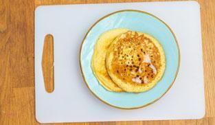 servire i pancake senza lievito con abbondante sciroppo d'acero servire i pancake senza lievito con abbondante sciroppo d'acero