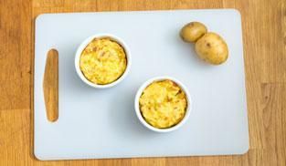 servire i souffle di patate e prosciutto caldi