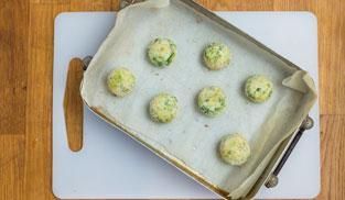 stendere le polpette nella teglia