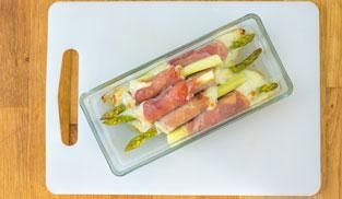 servire gli asparagi al forno con prosciutto crudo e Galbanino ancora caldi servire gli asparagi al forno con prosciutto crudo e Galbanino ancora caldi