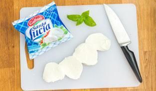 tagliare a fette la mozzarella tagliare a fette la mozzarella