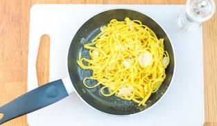 saltare in padella la pasta con il condimento saltare in padella la pasta con il condimento