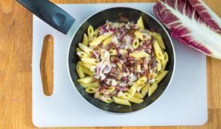 amalgamare il condimento con la pasta cotta