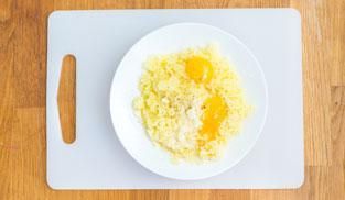 amalgamare le patate con l'uovo amalgamare le patate con l'uovo