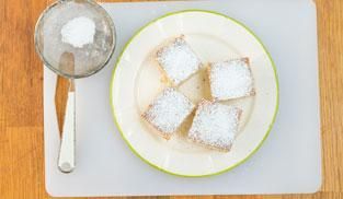 servire la torta di ricotta e cioccolato tagliata a quadratini servire la torta di ricotta e cioccolato tagliata a quadratini