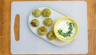 servire le polpette di broccoli con la crema di yogurt