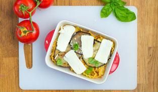 mettere nella pirofila la pasta con le melanzane e la mozzarella mettere nella pirofila la pasta con le melanzane e la mozzarella