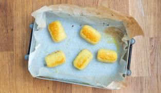 servire le polpette di patate dorate servire le polpette di patate dorate