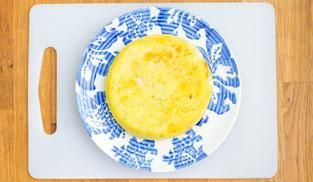 servire la torta di patate ripiena ancora calda servire la torta di patate ripiena ancora calda