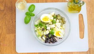 condire l'insalata di pollo con un filo d'olio condire l'insalata di pollo con un filo d'olio
