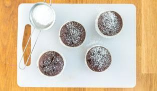 servire i muffin al cioccolato con lo zucchero a velo servire i muffin al cioccolato con lo zucchero a velo
