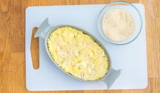 stendere lo sformato di patate in una pirofila stendere lo sformato di patate in una pirofila