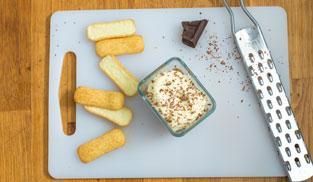 decorare con il cioccolato il tiramisù con i biscotti tipo pavesini decorare con il cioccolato il tiramisù con i biscotti tipo pavesini