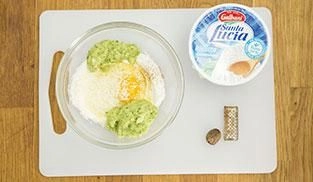 lavorare la ricotta con le uova e la purea di zucchine lavorare la ricotta con le uova e la purea di zucchine