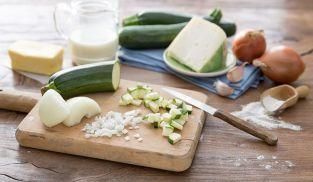 tagliare le zucchine e le cipolle a dadini tagliare le zucchine e le cipolle a dadini