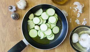 cuocere le zucchine in padella con olio cuocere le zucchine in padella con olio