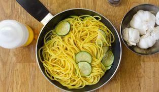 saltare in padella gli spaghetti con le zucchine saltare in padella gli spaghetti con le zucchine